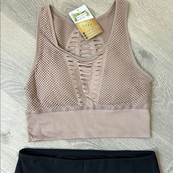 ✨SALE✨NWT Laser Cut Seamless Sports Bra {IRIS} - Picture 3 of 4